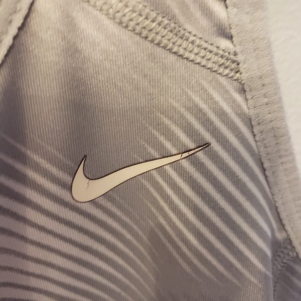 Nike Dri-Fit Razor Back Tank with Built in Bra Size L - Picture 4 of 6